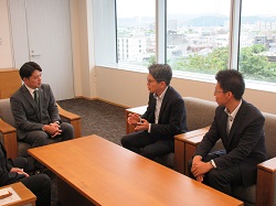 東海財務局岐阜財務事務所長 新垣嘉樹氏が退任のあいさつの様子