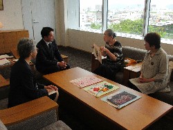 やってみよう展実行委員会実行委員長 竹本紀美子氏からの第17回子どもぞうきんコンテストで応募された作品318点の寄附に対し、お礼状を贈呈の様子