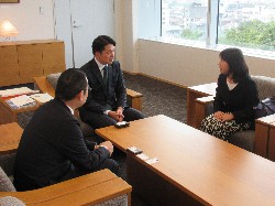 日本放送協会岐阜放送局局長 鈴木薫氏が転任、同新局長 小野寺茂樹氏が着任のあいさつの様子