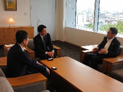 株式会社十六総合研究所代表取締役社長 佐竹達比古氏が就任のあいさつの様子