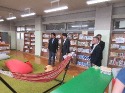 兵庫県尼崎市長 松本眞氏の岐阜市立草潤中学校への視察対応の様子