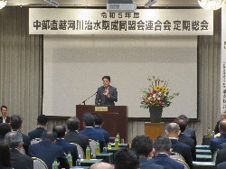 中部直轄河川治水期成同盟会連合会定期総会に出席し、あいさつ及び議事進行の様子