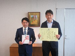 日本メディアシステム株式会社代表取締役 坂野雄介氏からの岐阜市ワークダイバーシティ推進事業への寄附に対し、感謝状を贈呈の様子