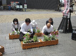 岐阜トヨペット株式会社ふれあいグリーンキャンペーンセレモニーに参加し、あいさつ、感謝状贈呈及び植樹の様子