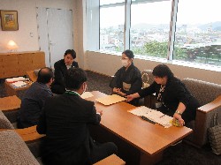 岐阜市芸術文化協会会長 藤間金扇氏ほかと面談の様子