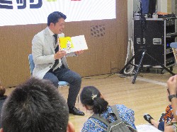 「あそんで学ぼう子育て応援フェスタ」に出席し、子どもたちに絵本を読み聞かせの様子