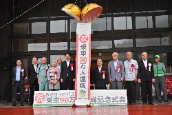 芥見東・南地区コミュニティバス「みどりっこバス」乗車90万人達成記念式典に出席し、あいさつの様子