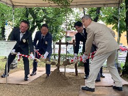 岐阜東ロータリークラブ創立55周年プレ事業 美江寺公園記念植樹式に出席し、あいさつ、お礼状贈呈及び植樹の様子
