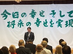 瑞浪市長選挙当選祝いに出席し、あいさつの様子