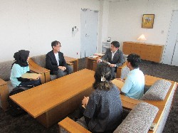 医療法人社団ともいき会・社会福祉法人ともいき福祉会 理事長 小牧卓司氏ほかと面談の様子