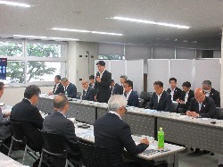 中部直轄河川治水期成同盟会連合会主催の国土交通省水管理・国土保全局との意見交換会に出席し、同会長としてあいさつの様子