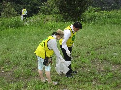 24時間テレビ長良川清掃プロジェクトに出席し、あいさつ及び清掃活動の様子