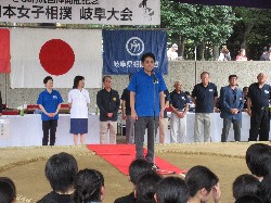 ぎふ清流国体開催記念 第14回全日本女子相撲岐阜大会に出席し、あいさつの様子