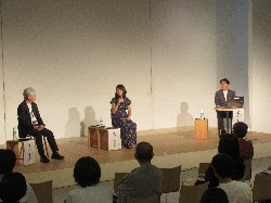 ぎふメディアコスモス開館8周年記念トークイベント「まちの未来、子どもの未来」に出席し、鼎談の様子