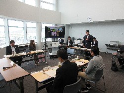 第1回岐阜市立女子短期大学将来構想委員会にてあいさつ及び諮問の様子