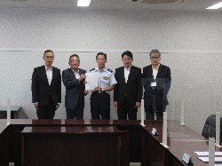 岐阜基地周辺市町村連絡協議会委員として、同会長の各務原市長ほかとともに航空自衛隊岐阜基地司令 山本光伸氏に要望書を提出の様子