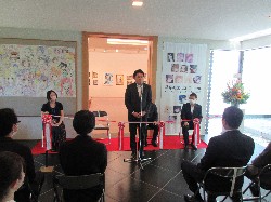 加藤栄三・東一記念美術館企画展「岐阜新文化展Return」開場式にて、あいさつ及びテープカットの様子