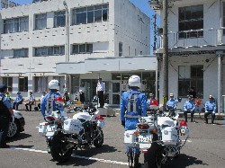 岐阜中警察署主催「スプーン作戦」発足式及び出発式に出席し、あいさつ及び任命書交付の様子