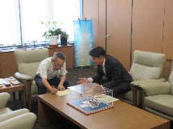 岐阜県市長会会長として、各務原市長 浅野健司氏と面談の様子