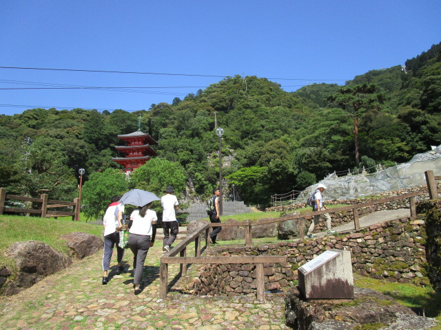 信長公居館跡を上る