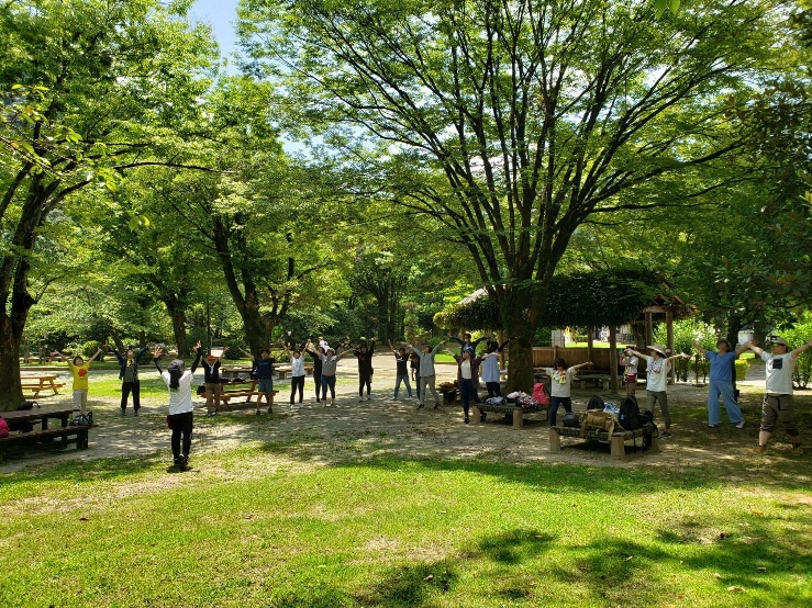 広場の木陰でストレッチ