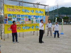 岩野田北夏祭りに出席し、あいさつの様子