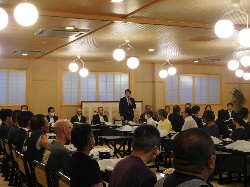 第72回岐阜県消防操法大会に出場した黒野分団の慰労会に出席し、あいさつの様子