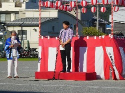 梅林夏祭りに出席し、あいさつの様子