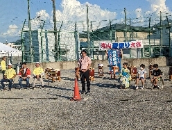 鷺山夏祭り大会に出席し、あいさつの様子