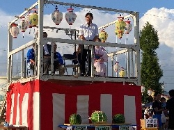 木田ふれあい夏祭りに出席し、あいさつの様子