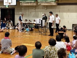 三輪北夏祭りに出席し、あいさつの様子