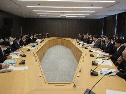 岐阜県木曽三川改修工事促進期成同盟会ほか5団体の会長等として、岐阜県知事 古田肇氏に要望及び意見交換の様子