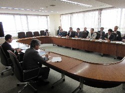 岐阜県木曽三川改修工事促進期成同盟会ほか4団体の会長等として、国土交通省中部地方整備局河川部長　髙橋伸輔氏に提言及び意見交換の様子