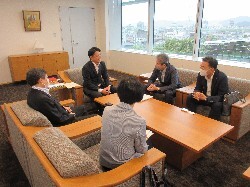 一般社団法人岐阜市歯科医師会会長 青木雅敏氏ほかと面談の様子