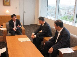 株式会社十六銀行常務執行役員 所孝一氏と面談の様子