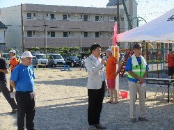 第22回長良西納涼夏祭りに出席し、あいさつの様子