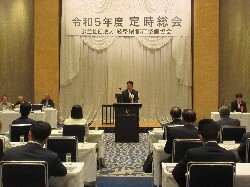 公益社団法人岐阜県都市整備協会令和5年度定時総会に出席し、あいさつ、議事進行及び表彰状贈呈の様子