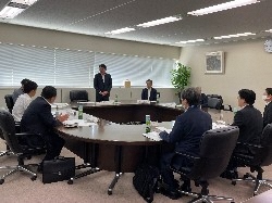 令和5年度第2回岐阜県市長会役員会議に出席し、あいさつ及び議事進行の様子