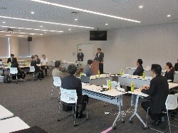 ワークダイバーシティや雇用環境の改革に官民合同で取り組む協議体（仮称）の設置に向けたワークショップに出席し、あいさつの様子