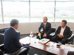 コートジボワール共和国駐箚日本国特命全権大使 一方井克哉氏と面談の様子