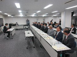 同じく、国土交通省中部地方整備局長 佐藤寿延氏ほかに提言及び意見交換の様子