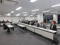 名鉄名古屋本線・各務原線鉄道立体化促進期成同盟会の会長として、国土交通省中部地方整備局長 佐藤寿延氏ほかに提言及び意見交換の様子