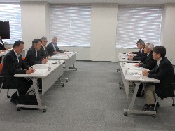 東海環状自動車道建設促進岐阜県西部協議会の会長として、ほか1団体と合同で、中日本高速道路株式会社名古屋支社長 池田光次氏ほかに提言及び意見交換の様子