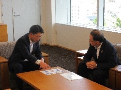 岐阜市信用保証協会会長 牧ヶ野敏明氏と面談の様子