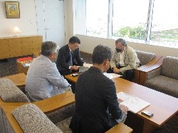 岐阜市水泳協会会長 筒井孝司氏が就任、前会長 信田朝次氏が退任のあいさつの様子