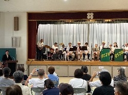 岐阜市社会福祉協議会芥見支部主催ジャズ演奏会に出席し、あいさつの様子