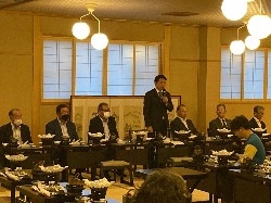 岐阜市方県水防団・岐阜市北消防団方県分団懇親会に出席し、あいさつの様子