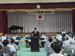 木田地区敬老会に出席し、あいさつの様子