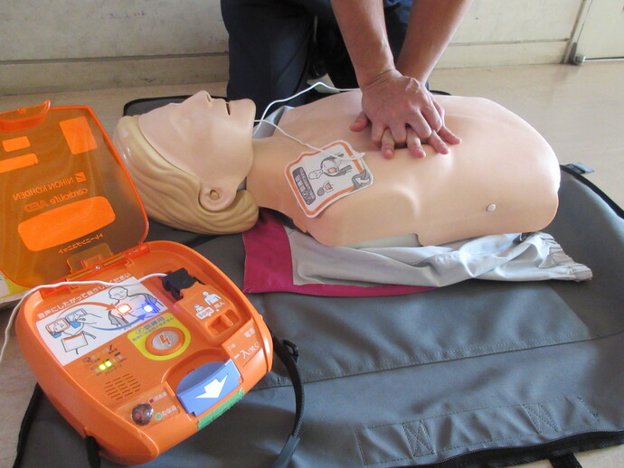 写真：訓練用AED・人形