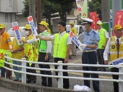 秋の全国交通安全運動に伴う街頭啓発活動に参加の様子